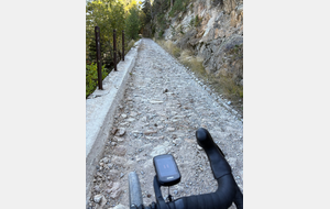 12-Dans la descente de la Baisse d’Ourne, 
secteur pavé entrecoupé de secteur rénové…
ça secoue !!!